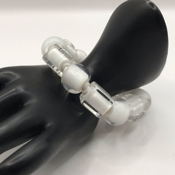 Chunky White and Clear Acrylic Beaded Bracelet - Picture 2 of 6